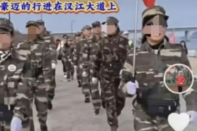 ソウルの中心で軍服を着た中国人が行進…韓国野党議員「属国にでもなるかのような無礼な行動」！