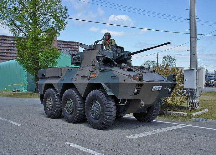 陸自第15旅団所属の87式偵察警戒車、砲身を露出し走行…沖縄・金武町の国道！