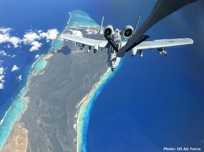 米空軍のA-10CサンダーボルトII戦闘攻撃機が大西洋上で燃料を補給！