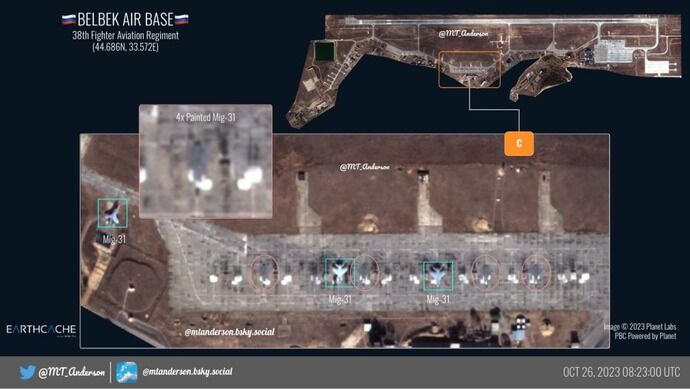 ロシア軍、ベルベク飛行場に駐機場にMiG-31戦闘機の絵を描く…衛星画像で確認！