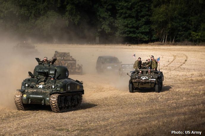 ベルギー解放のためにドイツ軍が戦った連合軍戦車がパレード…米陸軍からM2A3ブラッドレー歩兵戦闘車が参加！