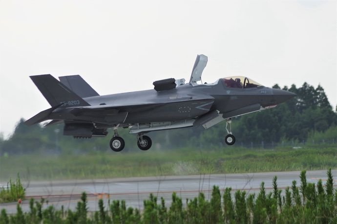 空自新田原基地に配備が始まったF-35B戦闘機に町民からクレームが相次ぐ！