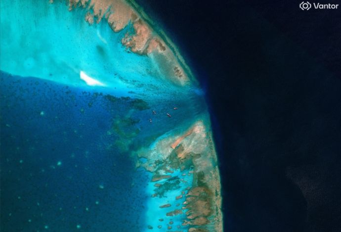 中国、南シナ海のスカボロー礁入り口を封鎖の動き…衛星画像で判明！