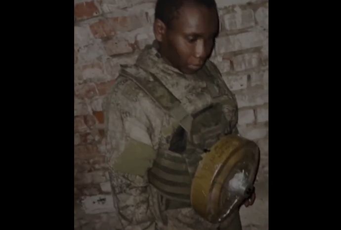 胸に対戦車地雷を巻き付けた若い黒人兵士…ロシア軍の前線で「弾よけ」にされるアフリカ人！