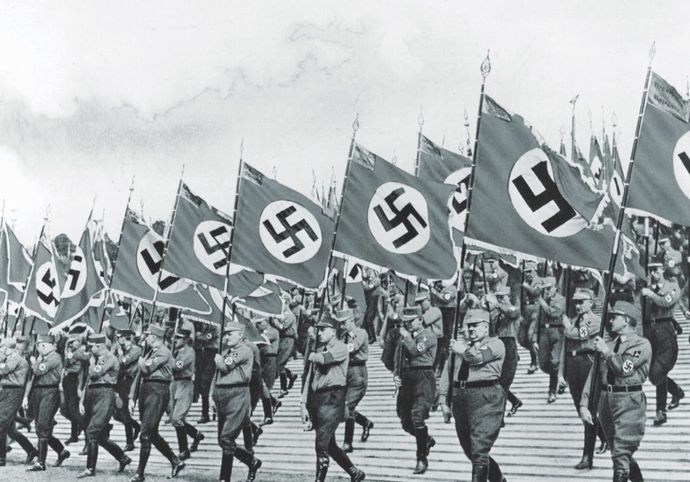 ナチスの旗持ち街頭演説、ヒトラーに心酔する16歳…右翼団体に居場所見つける若者たち！