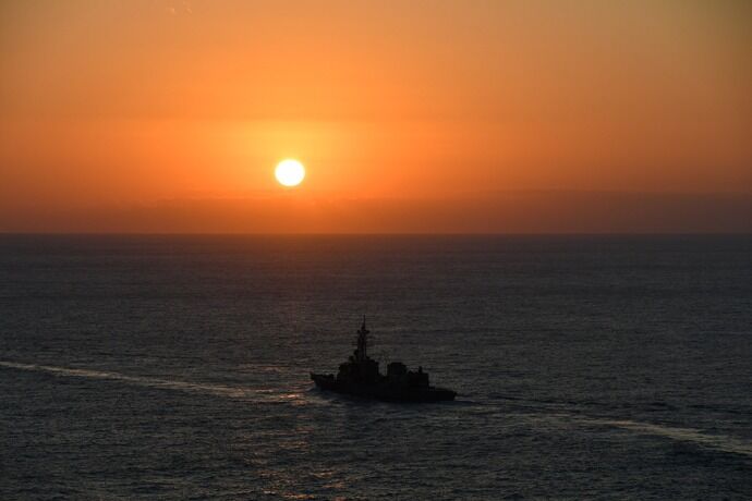 朝靄かかる新春の空、SH-60Kから望む護衛艦「いかづち」と初日の出！