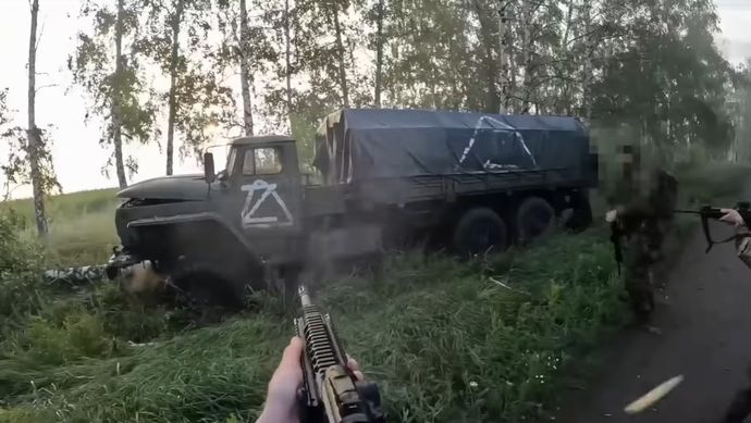 単独で走るロシア軍輸送トラックをチェチェン兵が待ち伏せ攻撃…まさに蜂の巣！