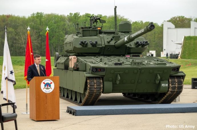 米陸軍にM10ブッカー装軌式装甲戦闘車両が納入…命名の家族を招待！