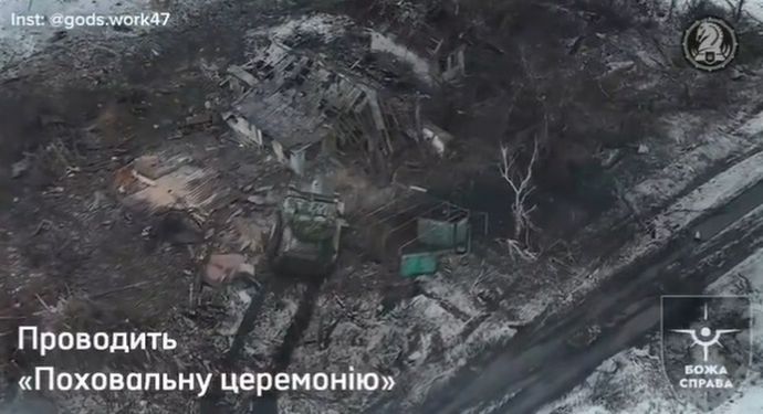 ウクライナ軍のM2ブラッドレー歩兵戦闘車、地下に隠れたロシア兵を28tの巨体で踏みつぶす！