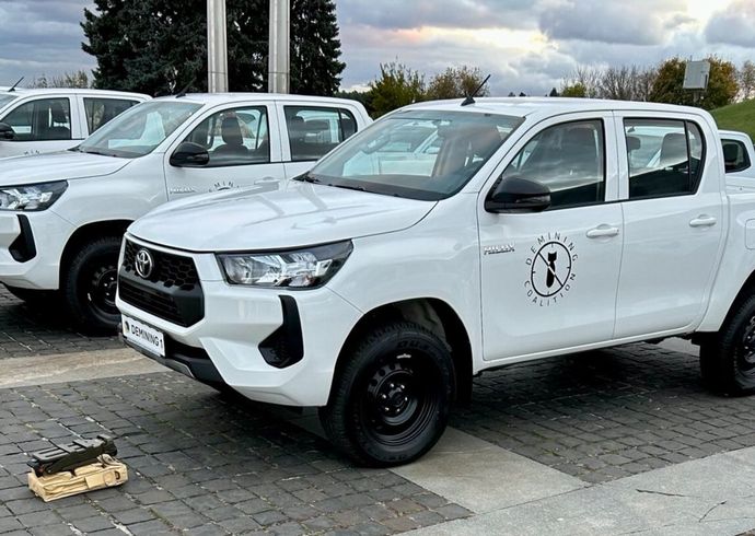 よく見たら日本車？欧州援助でウクライナに提供された地雷除去用車は「トヨタ」と「いすゞ」だらけ！