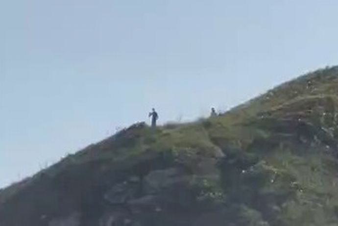 ブラジルの山頂に立つ身長3mの「エイリアン」が撮影される！