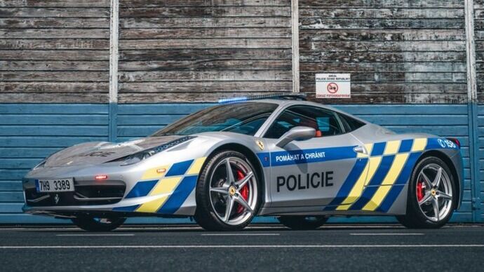 チェコ警察、犯罪者から没収したフェラーリを警察車両として追加！