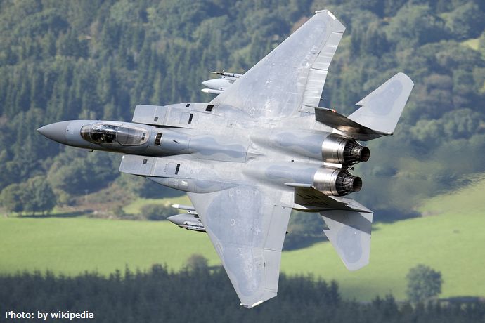 「リアルトップガン」F-15戦闘機が超低空飛行でスゴ技を披露…空自築城基地航空祭！