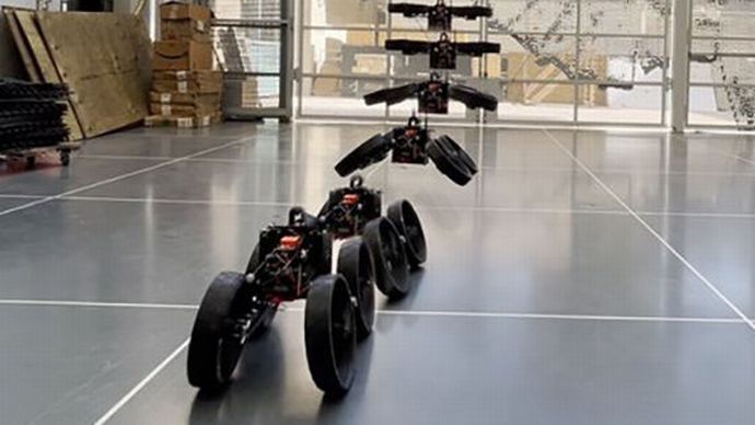 空中で変形して飛行形態から陸上モードに移行できるロボット「ATMO」が登場！