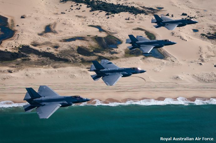 米海軍のF-35CライトニングII戦闘機と豪空軍のF-35Aが編隊飛行！