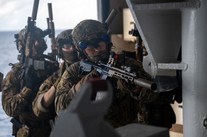 アンダマン海で米海軍特殊戦と米沿岸警備隊が共同で貨物船への捜索訓練を実施！