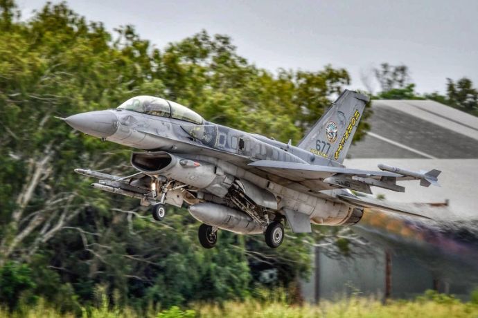 タイ空軍F-16戦闘機が特殊作戦部隊チームの支援で正確に爆撃！