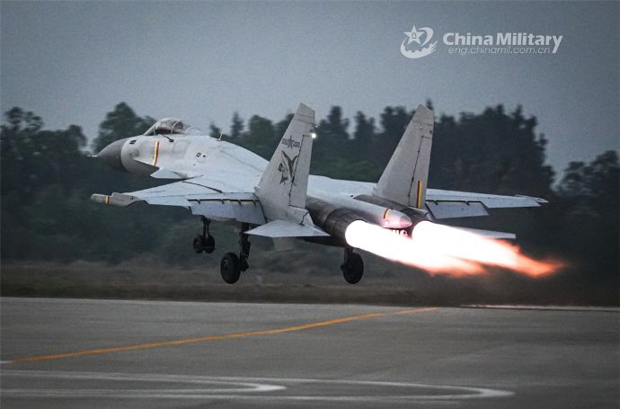 中国海軍航空部隊に所属するJ-15艦上戦闘機が24時間飛行訓練を実施！