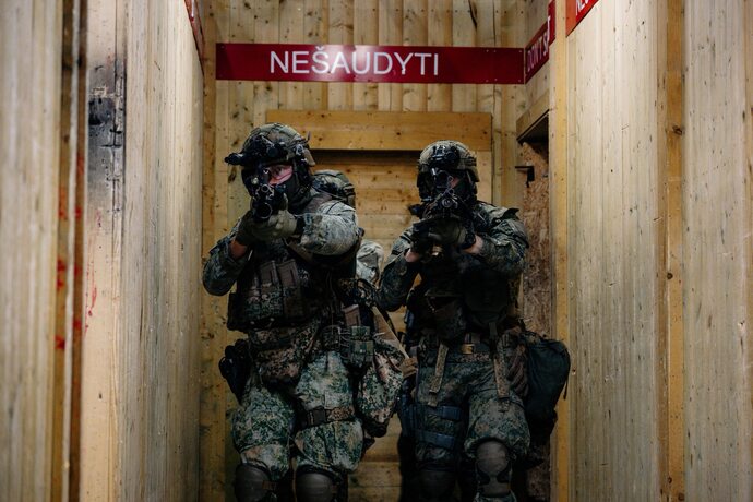 オランダ陸軍、リトアニアの近接戦闘施設で集中的なCQB訓練を実施！