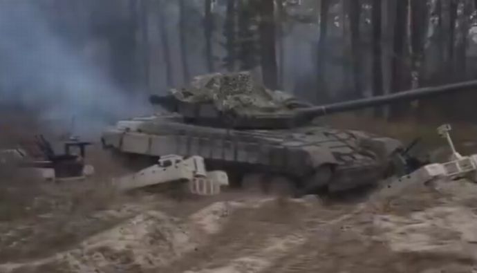 ウクライナ企業、重装甲車両を護衛する無人ロボットシステム映像を公開！