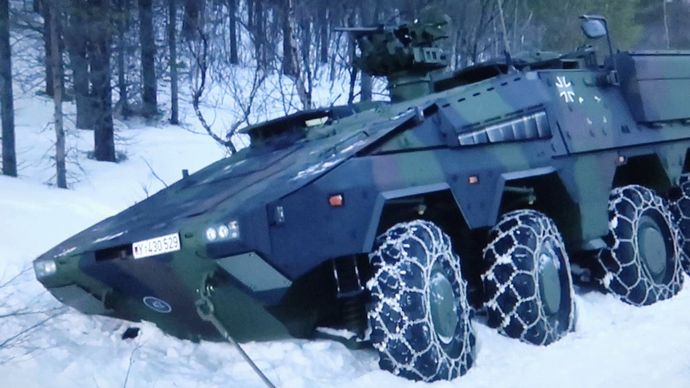 「装輪装甲車は積雪時にまともに走れませんよ」とウクライナ国防省が指摘！