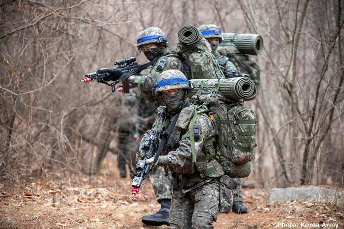 韓国軍、政府の指針無視して勝手に？陸軍訓練兵の携帯電話の使用を許可！