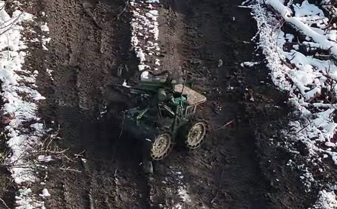 ウクライナ軍、ロボット軍団が空陸両方から敵を攻撃…初の無人機部隊だけの作戦を実施！