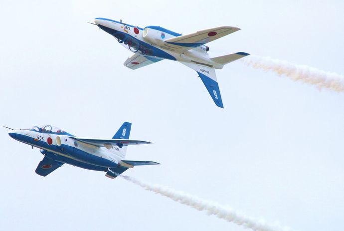 「ブルーインパルスの曲技飛行などで民間機の離着陸が1時間も遅れた」と沖縄の市民団体が批判！