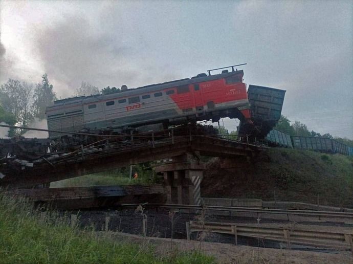 ロシア西部で陸橋崩落、下を走行していた列車が脱線し7人死亡…支柱が爆破されたとの報道も！