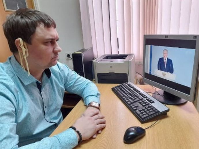 耳にスパゲッティぶら下げてプーチン大統領の演説聞いたロシア国会議員…処罰の危機に！