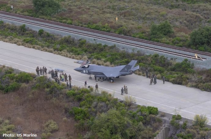 米海兵隊のF-35BライトニングII戦闘機がハイウェイに設置された仮設滑走路に着陸！