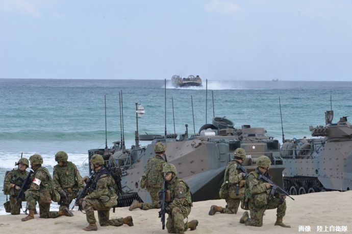 陸自が水陸両用車AAV-7で干潟に上陸、日米共同訓練「アイアン・フィスト23」！
