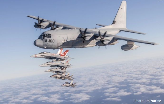 米海兵隊第11海兵航空群所属機が緊密な編隊飛行を披露！