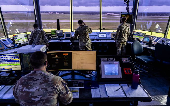 「航空管制官は仕事に復帰しろ」トランプ大統領が減給すると脅し！