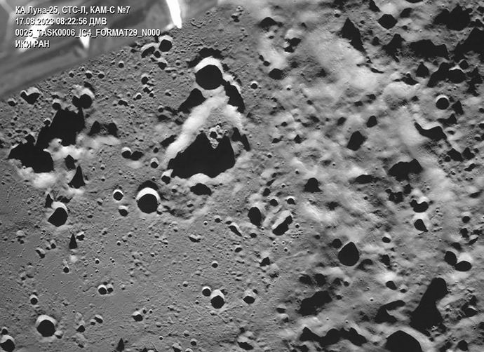 ロシア探査機「ルナ25」が月の裏側にあるクレーターを撮影…南極付近に着陸へ！