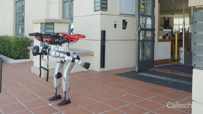 人型ロボットの背中から変形ドローンが飛び立つ、米大など独自のマルチロボシステム「X1」を開発！