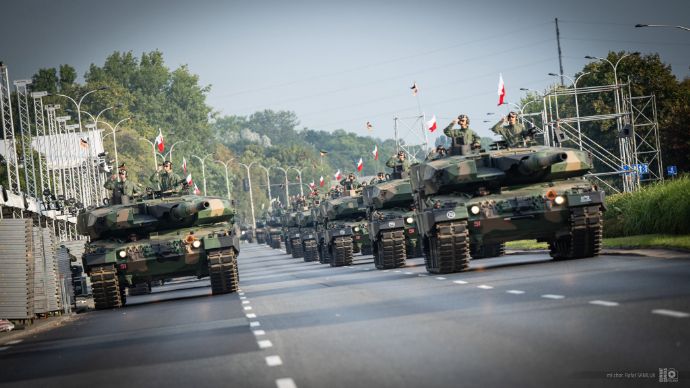ポーランド軍記念日に首都ワルシャワで軍事パレードが開催…K-2戦車が行進！