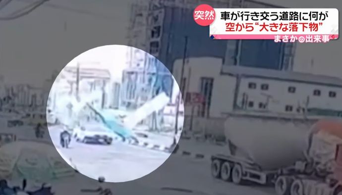 車が行き交う幹線道路に小型飛行機が墜落、あわや車と衝突か…ナイジェリア！