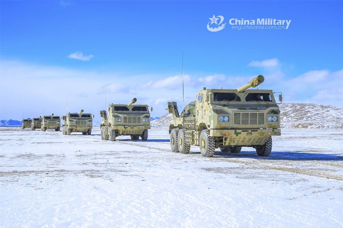 中国陸軍砲兵連隊のトラック型155mm装輪自走榴弾砲部隊が高地での実戦的訓練を実施！