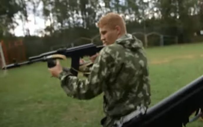 練兵場と化す校庭、軍国主義化が進むロシアの教育…幼稚園児が実弾で射撃訓練！