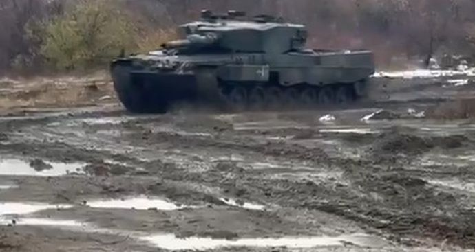 鹵獲された、完全に無傷のドイツ製レオパルド2A4戦車がロシア軍に入り！