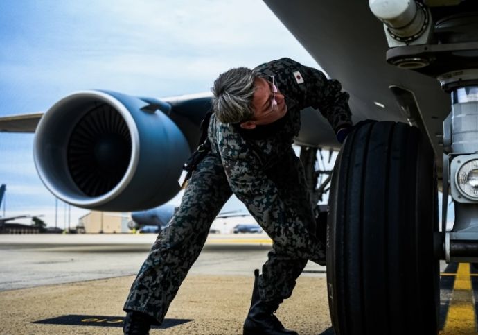 米空軍基地を訪問したKC-46A空中給油機を整備点検する空自隊員！