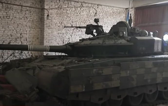 「バニー」の愛称で有名なロシア軍から鹵獲したT-80BVM戦車、バフムトで破壊される…砲身のキルマークに注目！