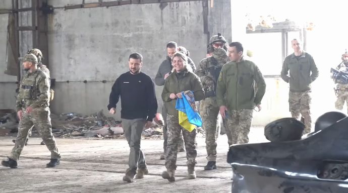 ゼレンスキー大統領が最大激戦地バフムトの前線を視察、兵士を激励…自ら足運び「要衝死守」の姿勢強調！