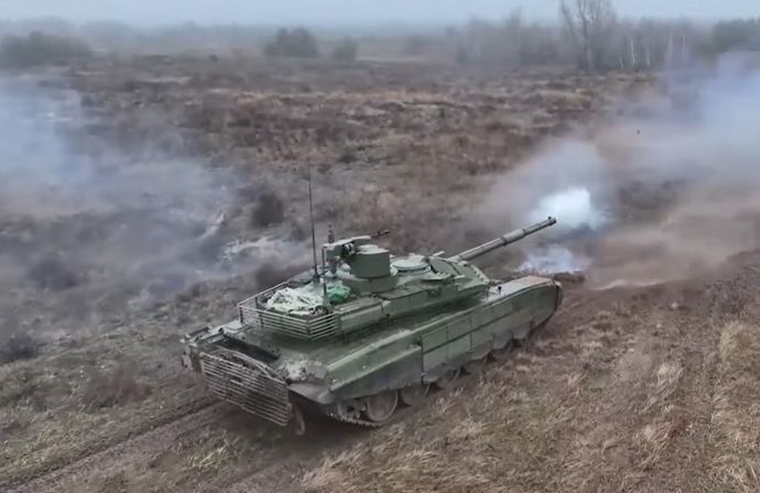 リベンジ！…ロシア軍のT-90M戦車がブラッドレー歩兵戦闘車をアウトレンジアタック