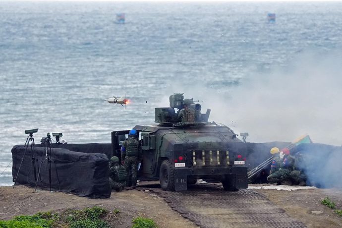 台湾国軍、新型対戦車ミサイル「TOW-2B」発射機の夜間実射訓練…命中率9割超える！