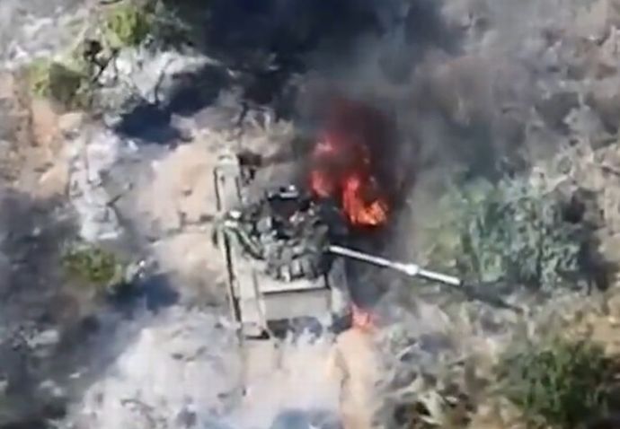 T-90戦車ってなんでこんなに生存性低いんだ？…自爆ドローン攻撃で火を吹いて終了！