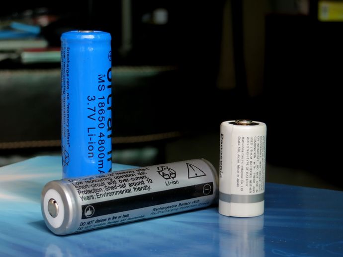 18650_Li-ion_&_Panasonic_CR123A_20121116