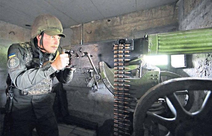 ウクライナ軍、100年前のマキシム機関銃を使用してバフムートでロシア軍を撃退！
