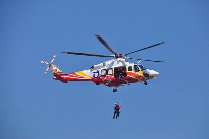 「風がもちませんでした」ウインドサーフィンをしていた男性が岸に戻れず、消防ヘリでピックアップ救助！
